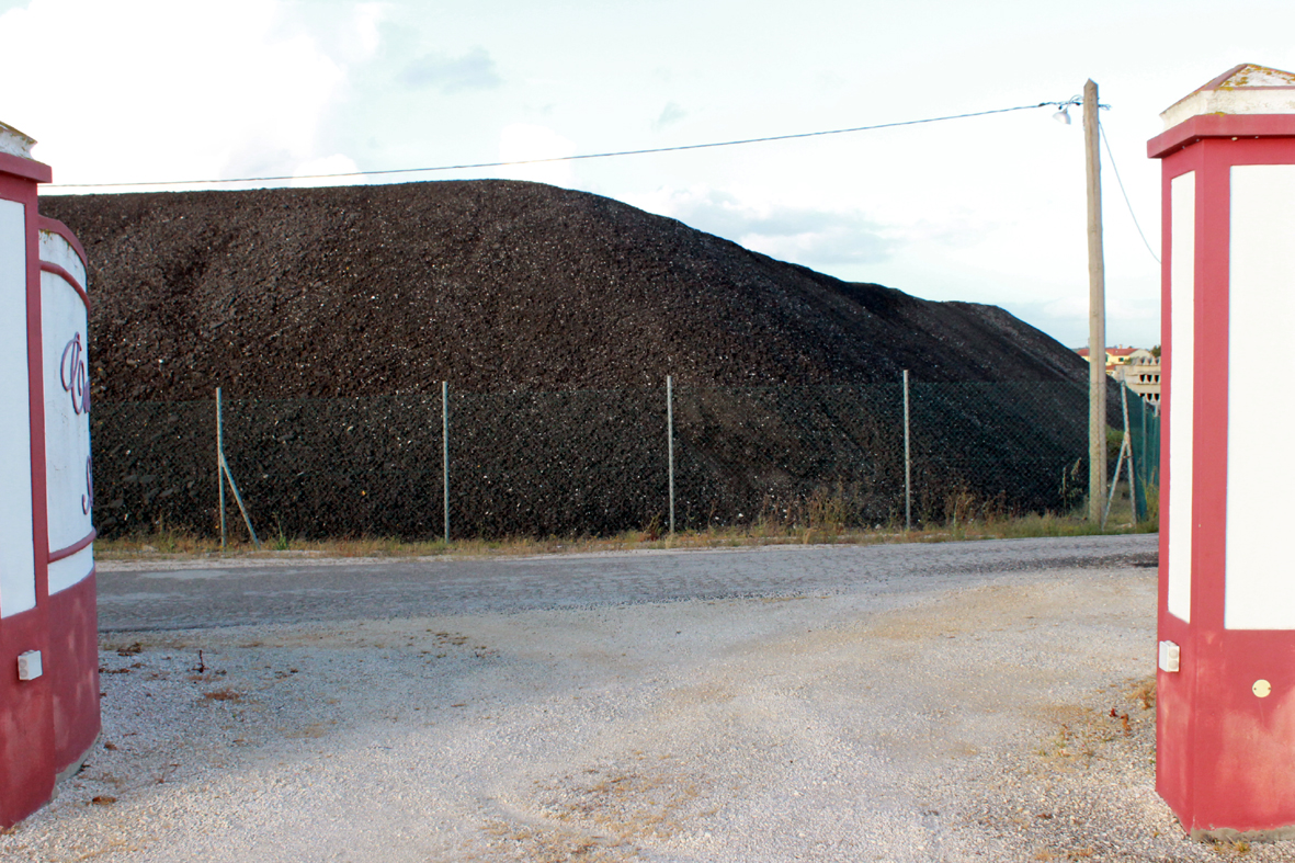 Daniel Ouro exige à Câmara de Azambuja que comprove a legalidade deste monte de alcatrão