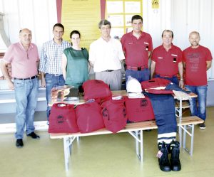 As três insígnias do Grupo Intermarché do Carregado levaram a cabo a entrega de cinco equipamentos de protecção individual (EPI) aos Bombeiros Voluntários de Alenquer