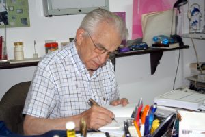 Momento em que William Clode assinou dedicatórias nos livros de autor oferecidos ao director do Fundamental
