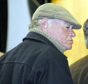 O homem que um dia afirmou em Assembleia Municipal que resolvia o problema dos bancos com umas rajadas de caçadeira... uma das referências do PS de Azambuja...