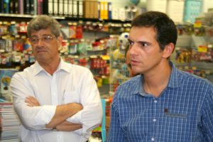 António Torrinha (Roady) e Paulo Carvalho (gerente do Intermarché) durante a cerimónia de entrega dos kits a Bombeiros e Loja Social do Carregado
