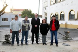 Pedro Magalhães Ribeiro, presidente da Câmara Municipal do Cartaxo, visitou as obras acompanhado pelo presidente da Junta de Freguesia de Vila Chã de Ourique, Vasco de Sousa Casimiro, pelo presidente do Agrupamento de Escolas Marcelino Mesquita do Cartaxo, Jorge Tavares e pela coordenadora do estabelecimento, Paula Ferreira.