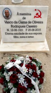 Vasco Caseiro deixou bem expressa a vontade de ver inscrita na sua lápide a sigla do Partido Comunista. Os seus familiares fizeram-lhe a vontade, mas estavam longe de imaginar o tratamento que iriam ter por parte de funcionários da autarquia...