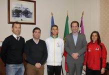 Cartaxo: karateca Gabriel Matias acarinhado por Pedro Ribeiro antes de competir na Dinamarca