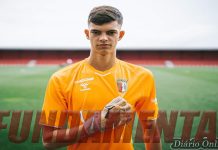 João Carvalho ao lado de Cristiano Ronaldo: jovem guarda redes do Carregado convocado por Martinez