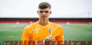 João Carvalho ao lado de Cristiano Ronaldo: jovem guarda redes do Carregado convocado por Martinez