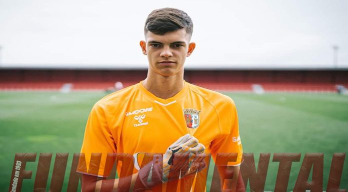 João Carvalho ao lado de Cristiano Ronaldo: jovem guarda redes do Carregado convocado por Martinez