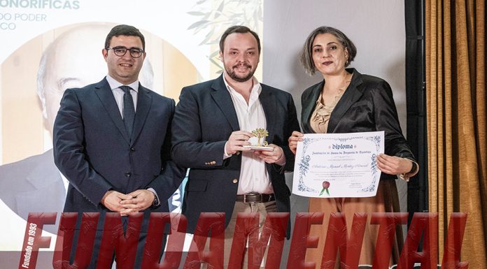 Azambuja homenageou com Distinções Honoríficas gigantes que carregaram aos ombros a freguesia